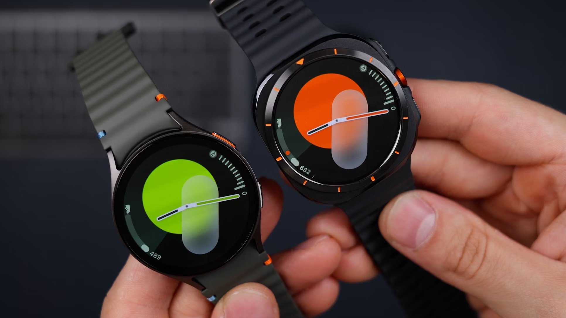 Samsung Galaxy Watch a serem segurados por uma pessoa