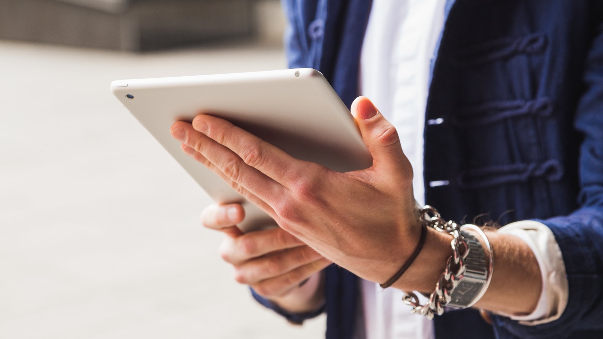 pessoa a segurar em um iPad da Apple