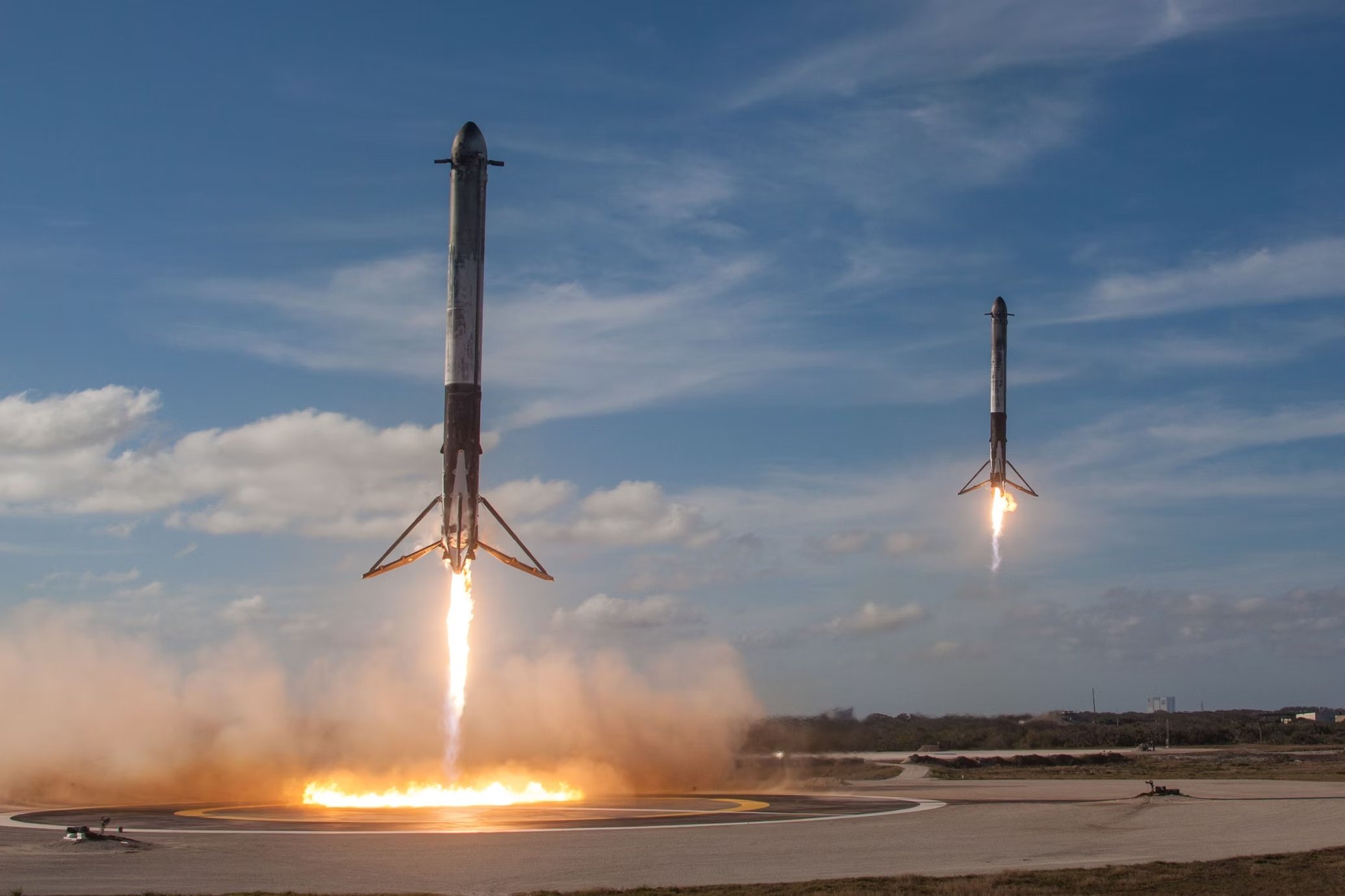 Foguetões da SpaceX a aterrarem
