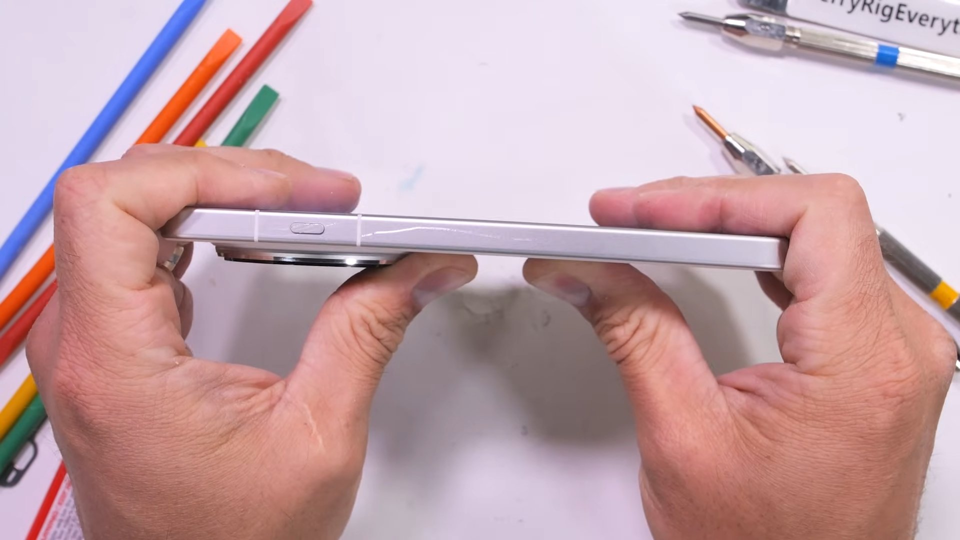 Oppo Find X8 Ultra em teste de dobra