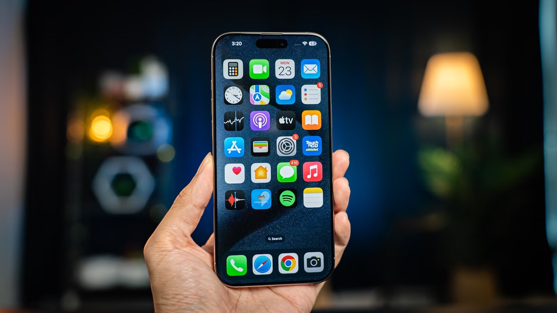 Apple iPhone 16 em destaque sobre fundo tech