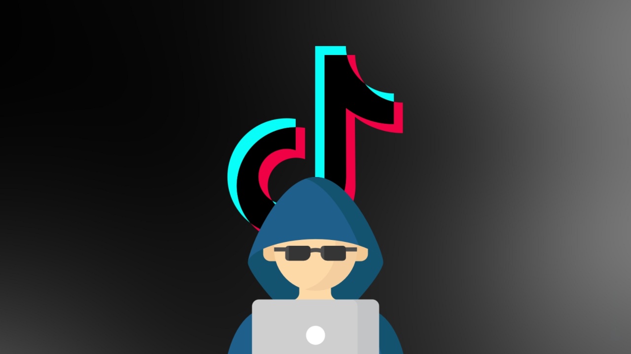 Hacker em frente de logo do TikTok