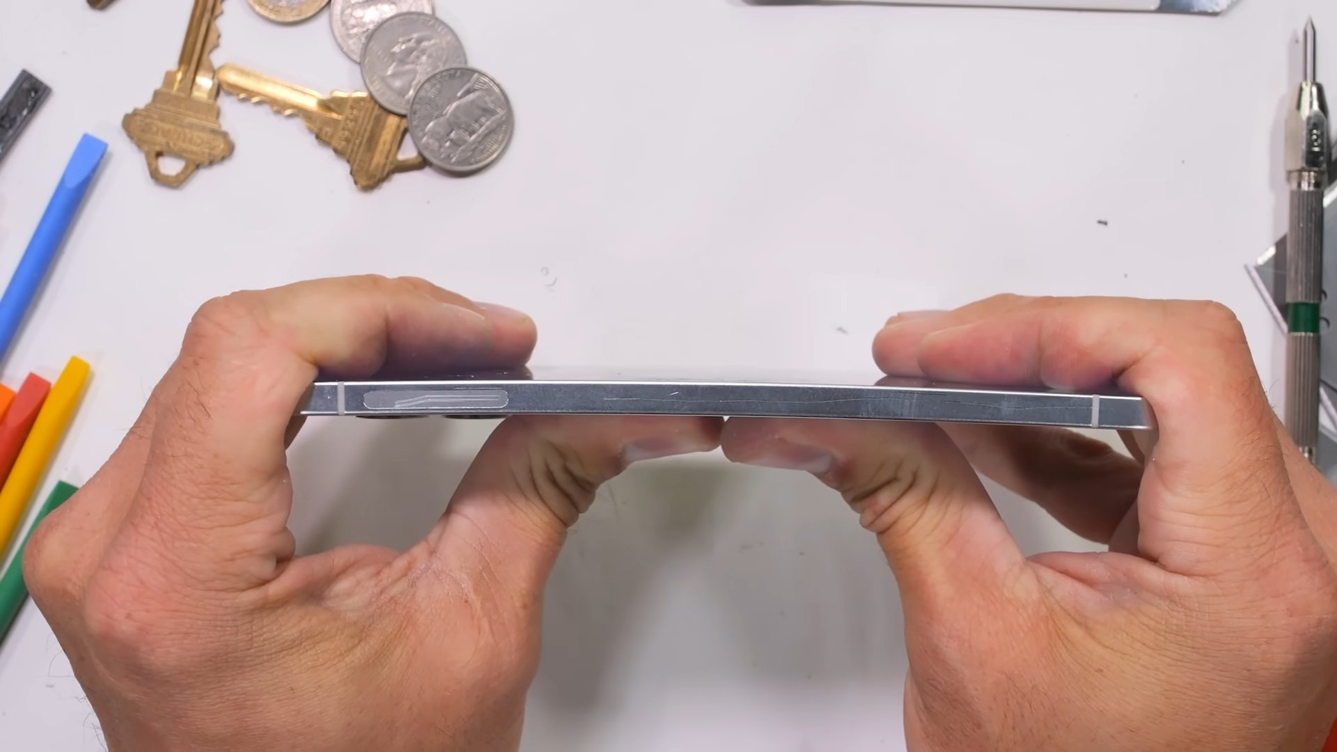 Samsung Galaxy S25 Edge em teste de resistência