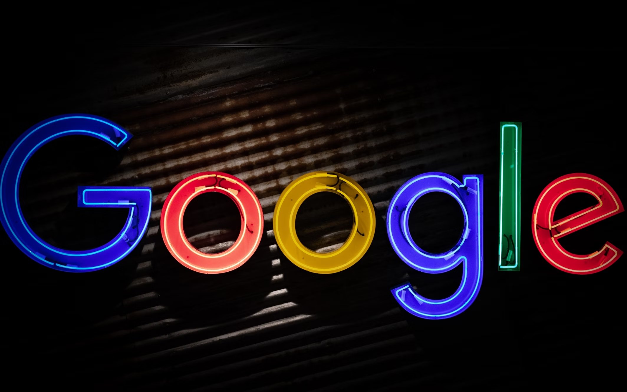 Logo da Google em parede iluminado