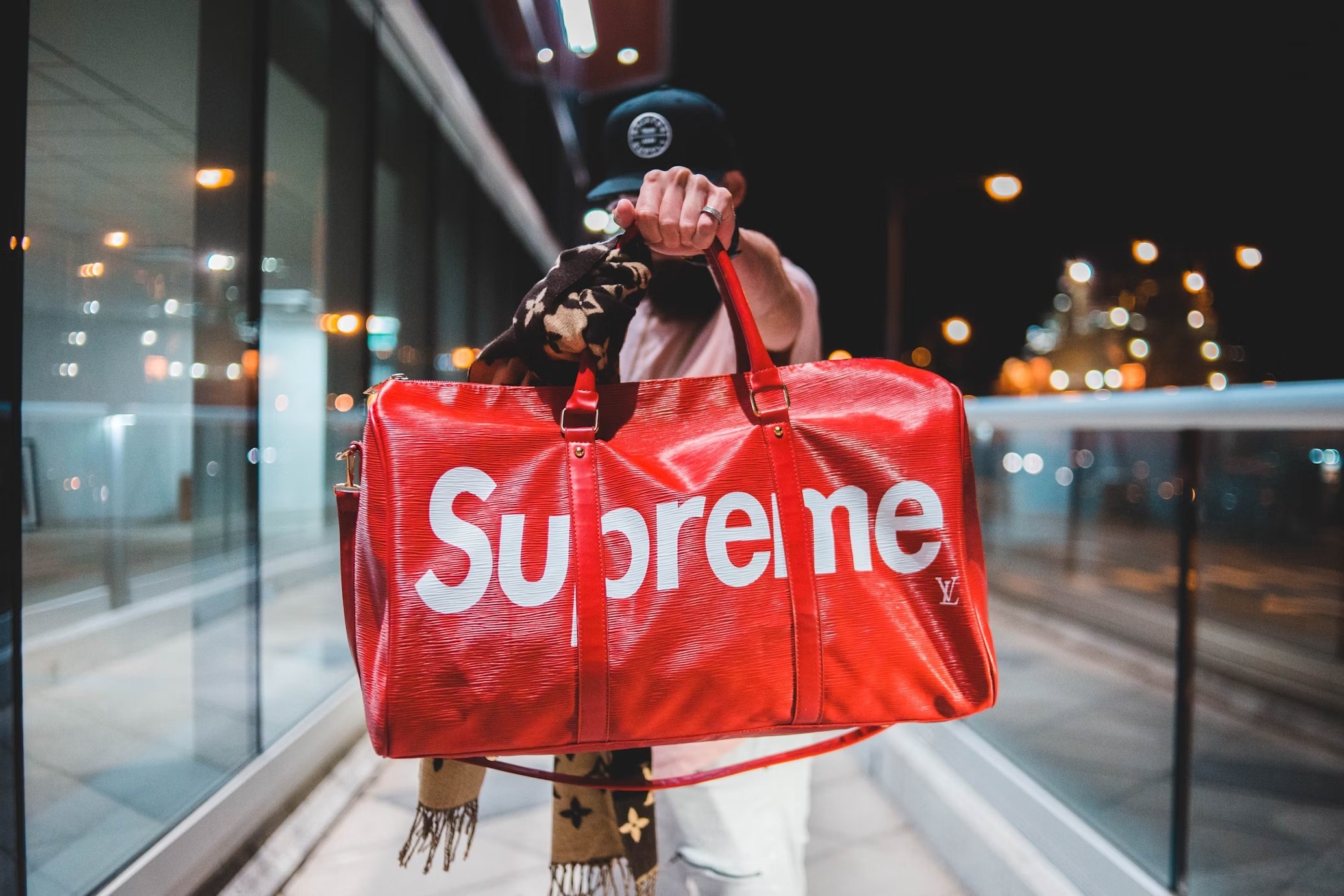 Pessoa a segurar num saco da Supreme
