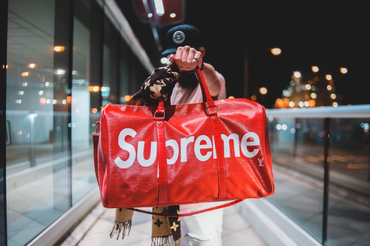 Pessoa a segurar num saco da Supreme