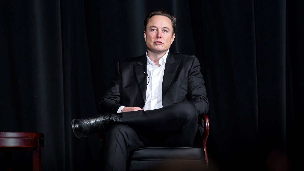 Elon Musk sentado numa cadeira
