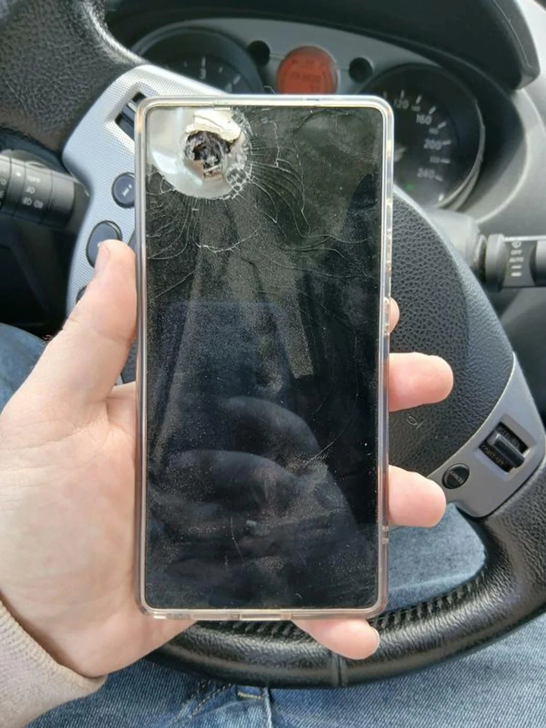 Samsung Galaxy S25 Ultra com ecrã partido de bala