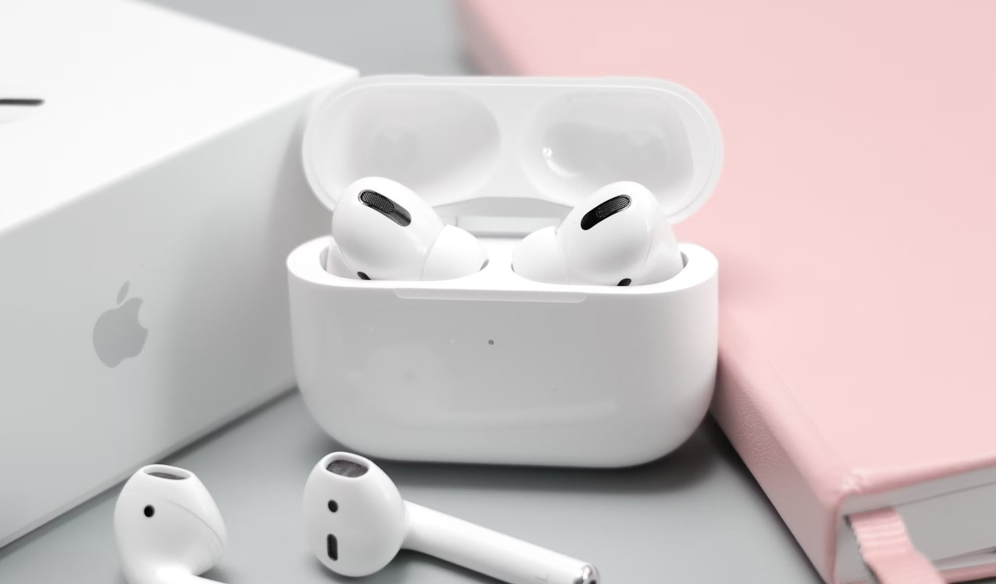 AirPods da Apple em destaque com livros