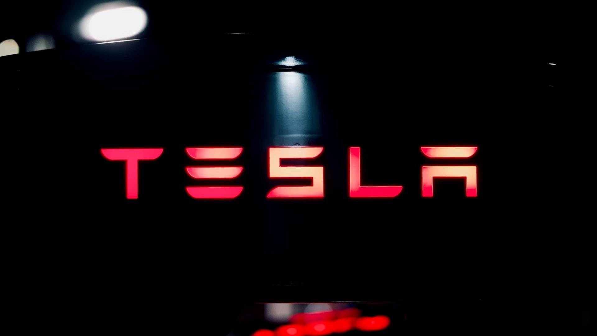 Logo da Tesla iluminado
