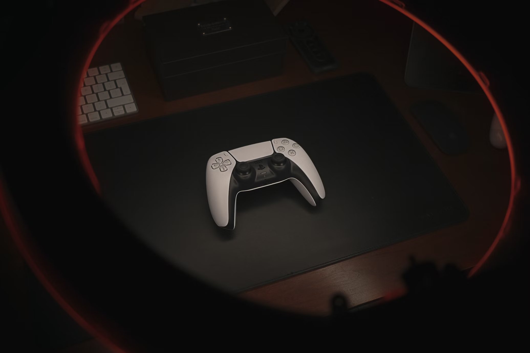 Imagem do DualSense da PS5 em cima de uma mesa