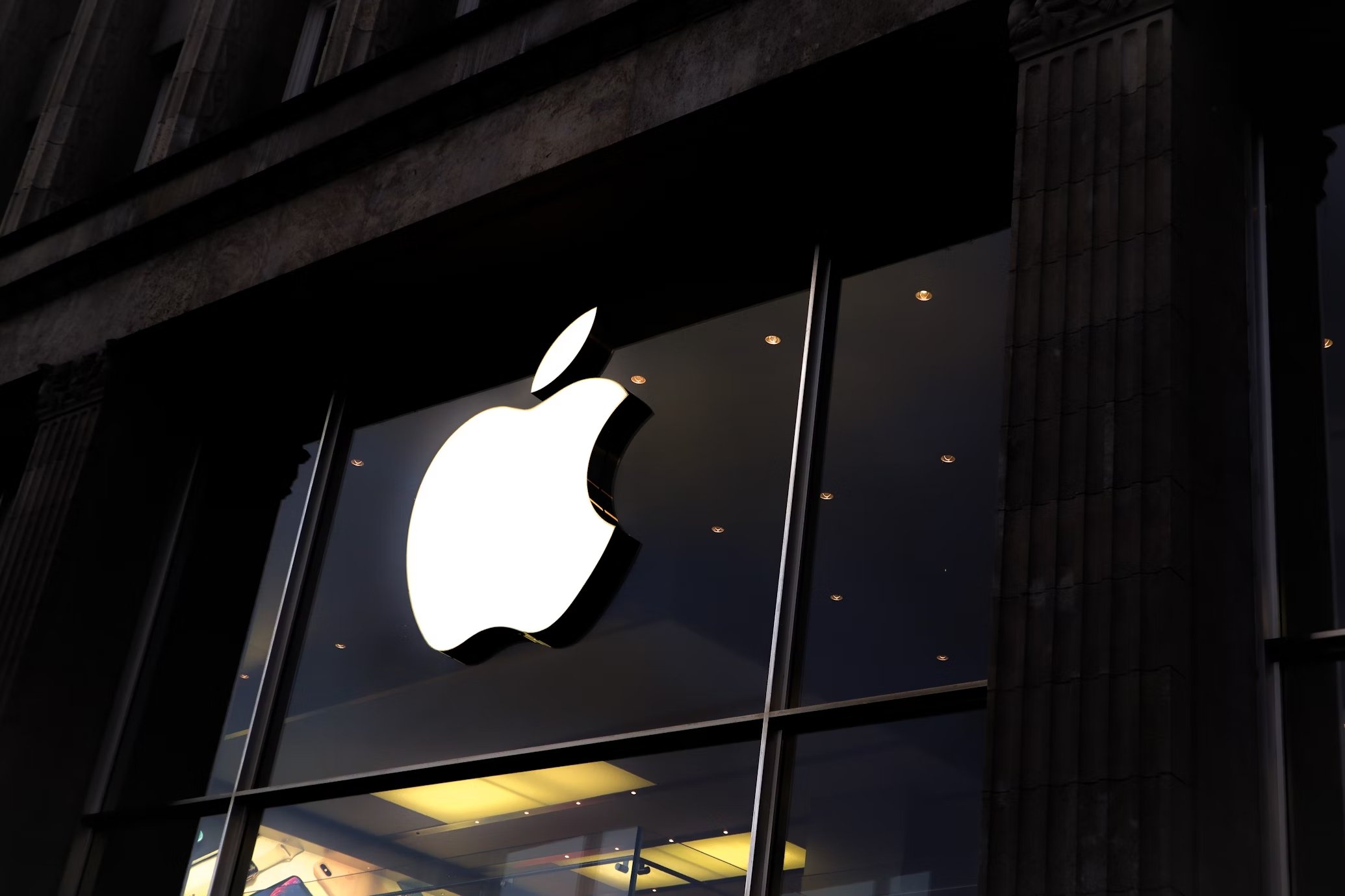 logo da Apple em loja da empresa nos EUA