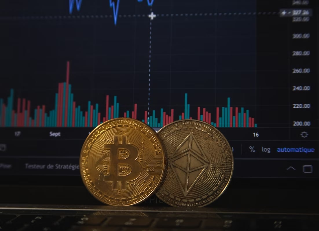 Criptomoedas em frente de ecrã de TV