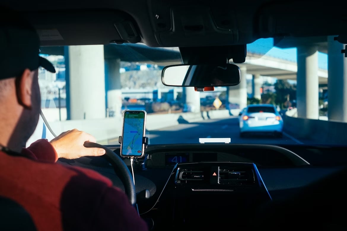 motorista com maps aberto no smartphone