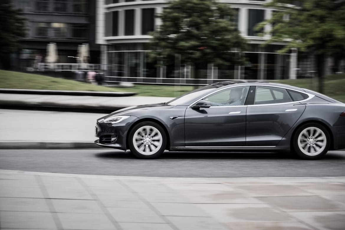 tesla em destaque na estrada