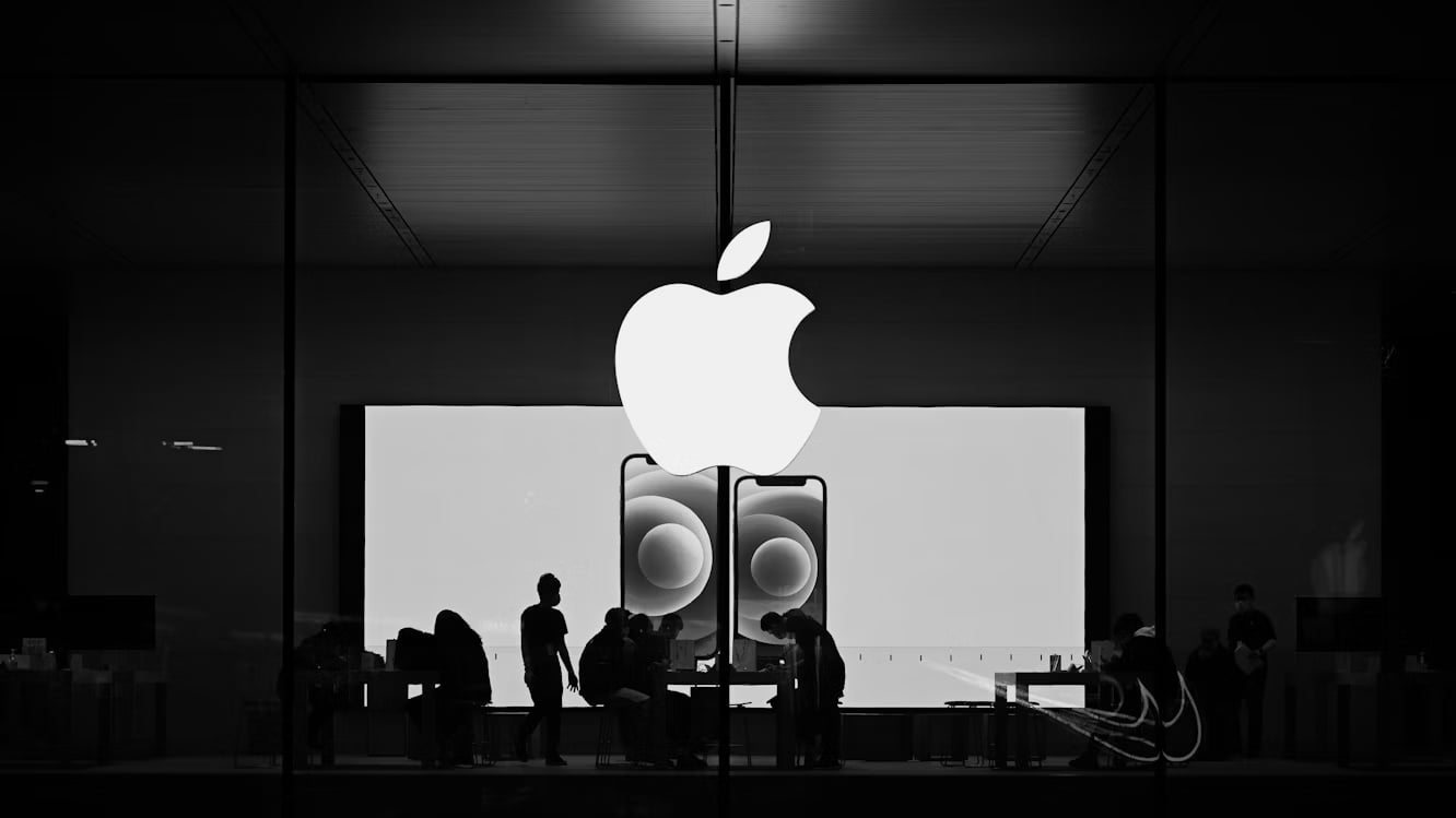 Apple Store com logo da empresa em destaque
