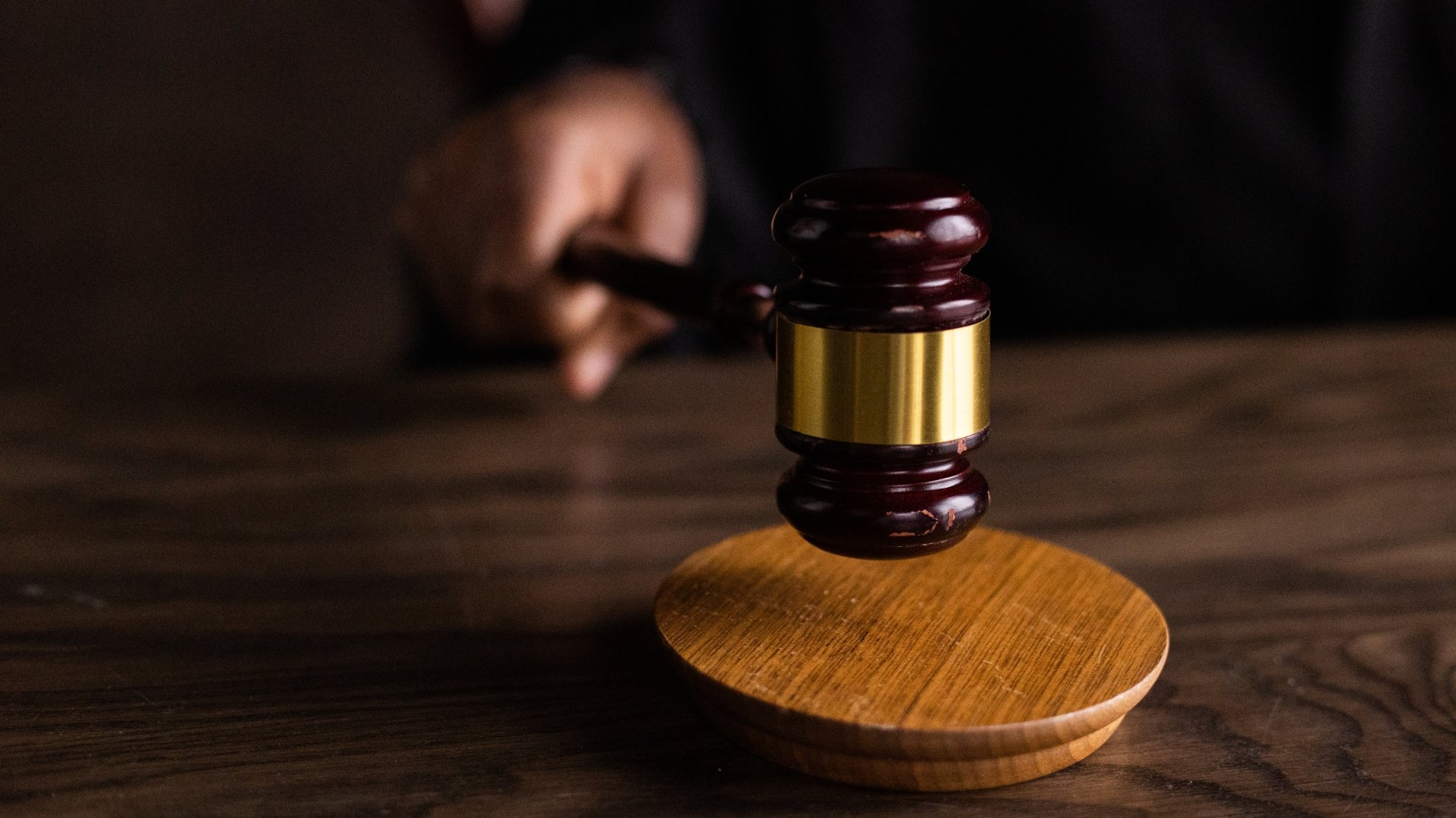 martelo de tribunal em ação