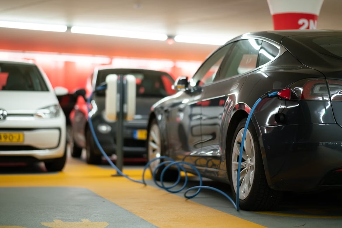 Veiculo elétrico a carregar