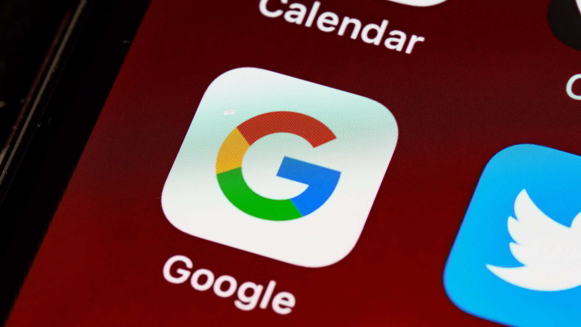 Logo da aplicação da Google em smartphone android ao lado do antigo Twitter