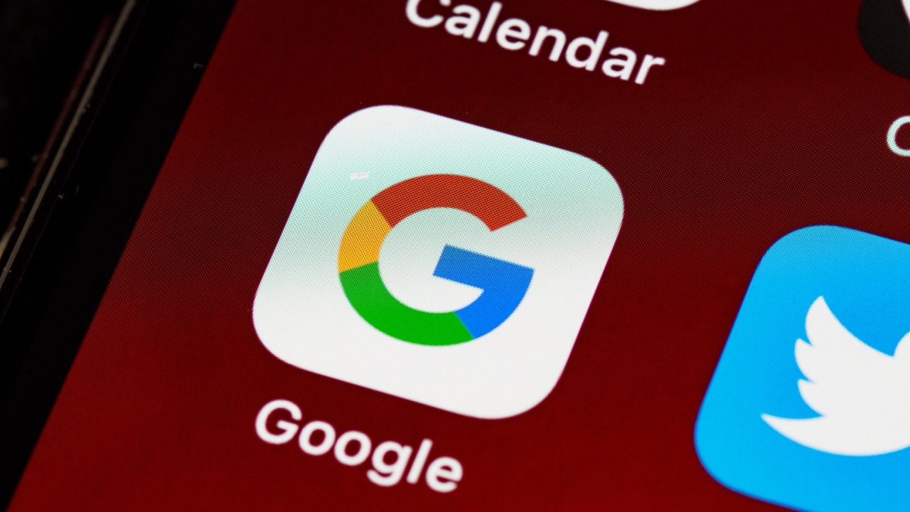 Logo da aplicação da Google em smartphone android ao lado do antigo Twitter