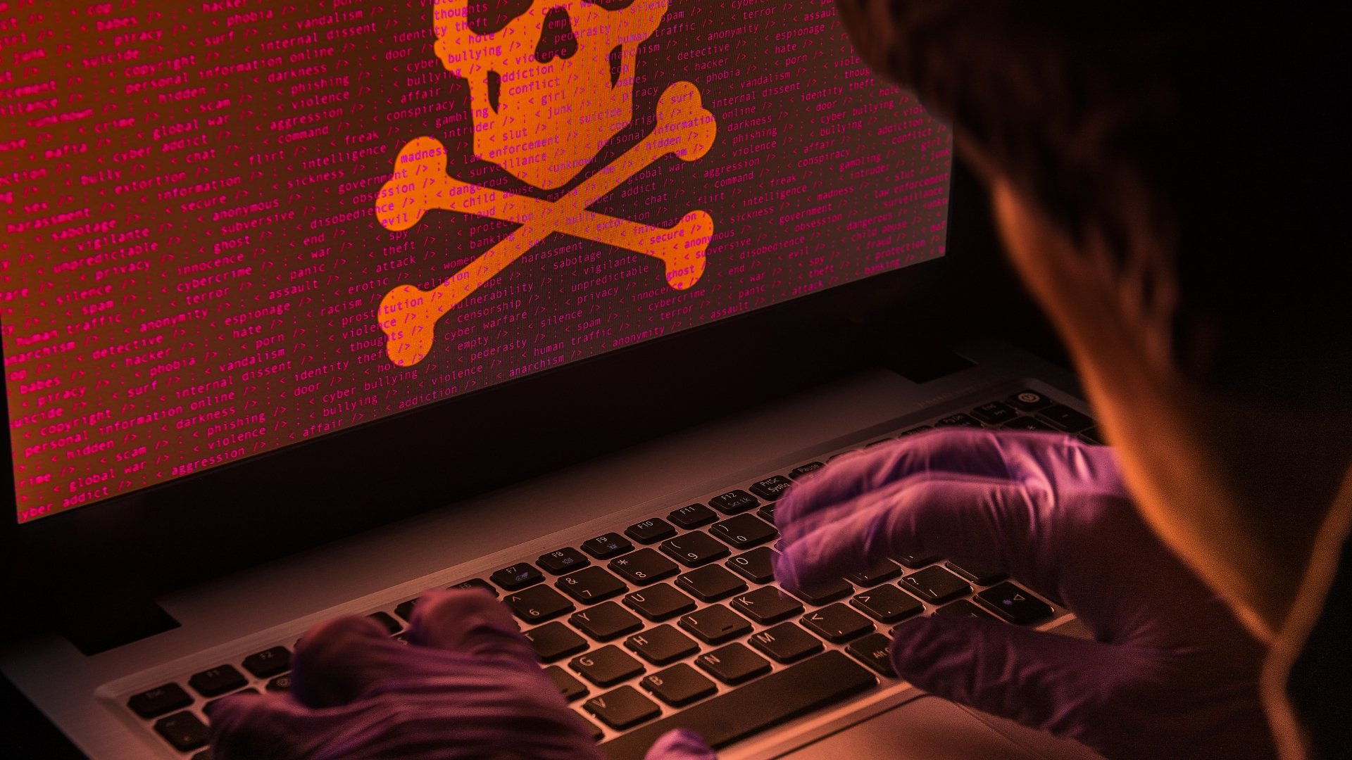 Hacker em frente de computador