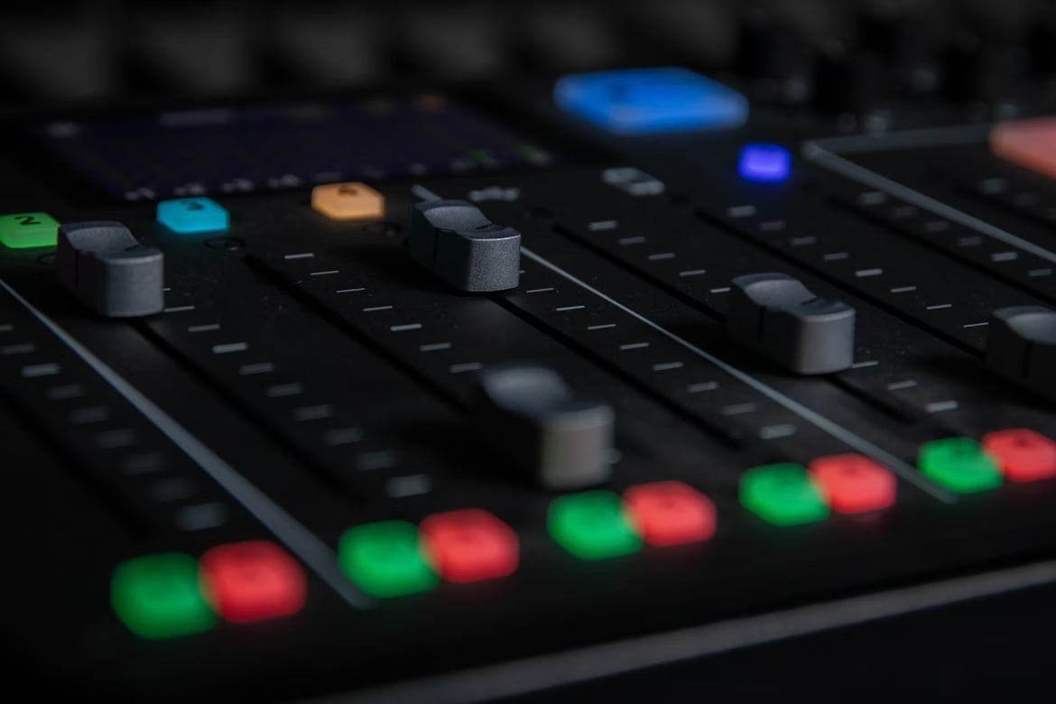 Controlos de volume de um painel de rádio
