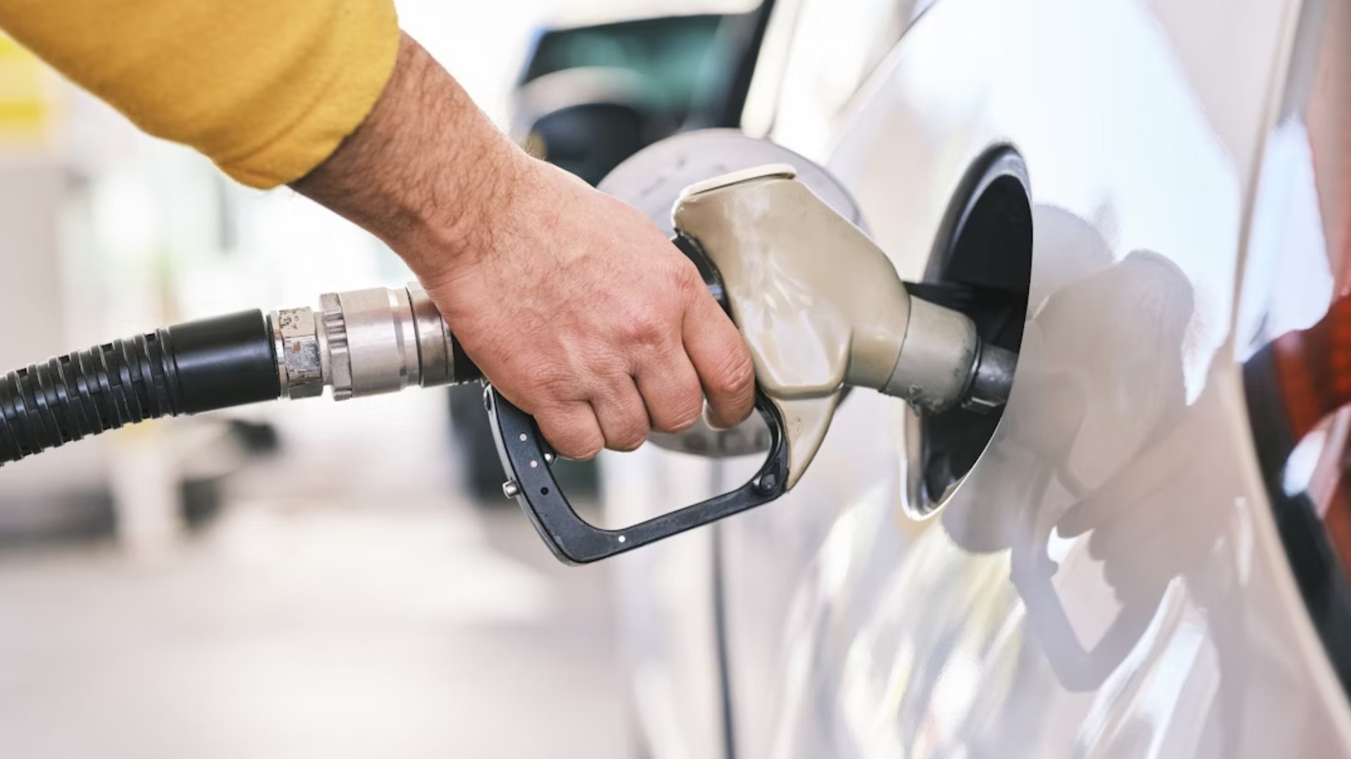 Pessoa a colocar gasolina no carro