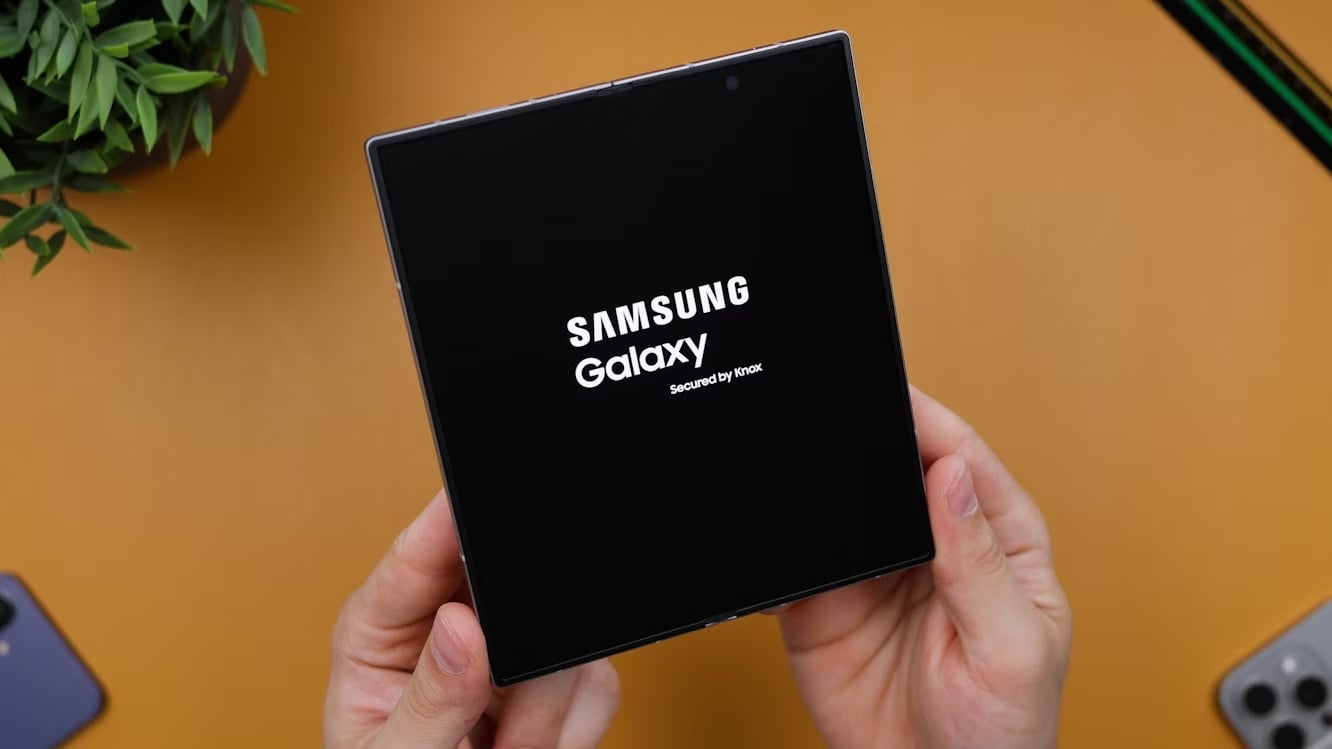 Samsung Galaxy logo no ecrã de um Fold