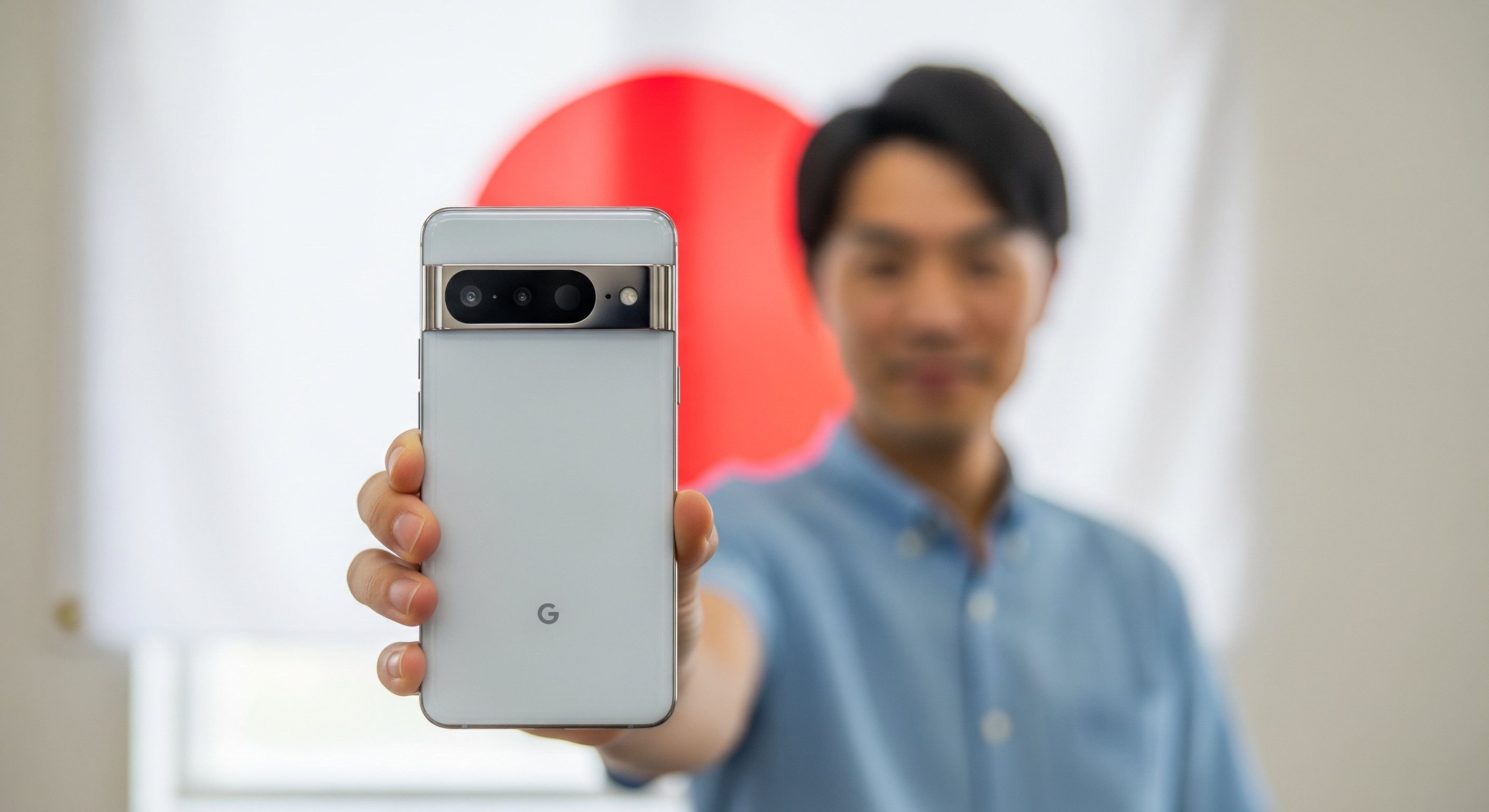 pessoa a segurar no google pixel 7
