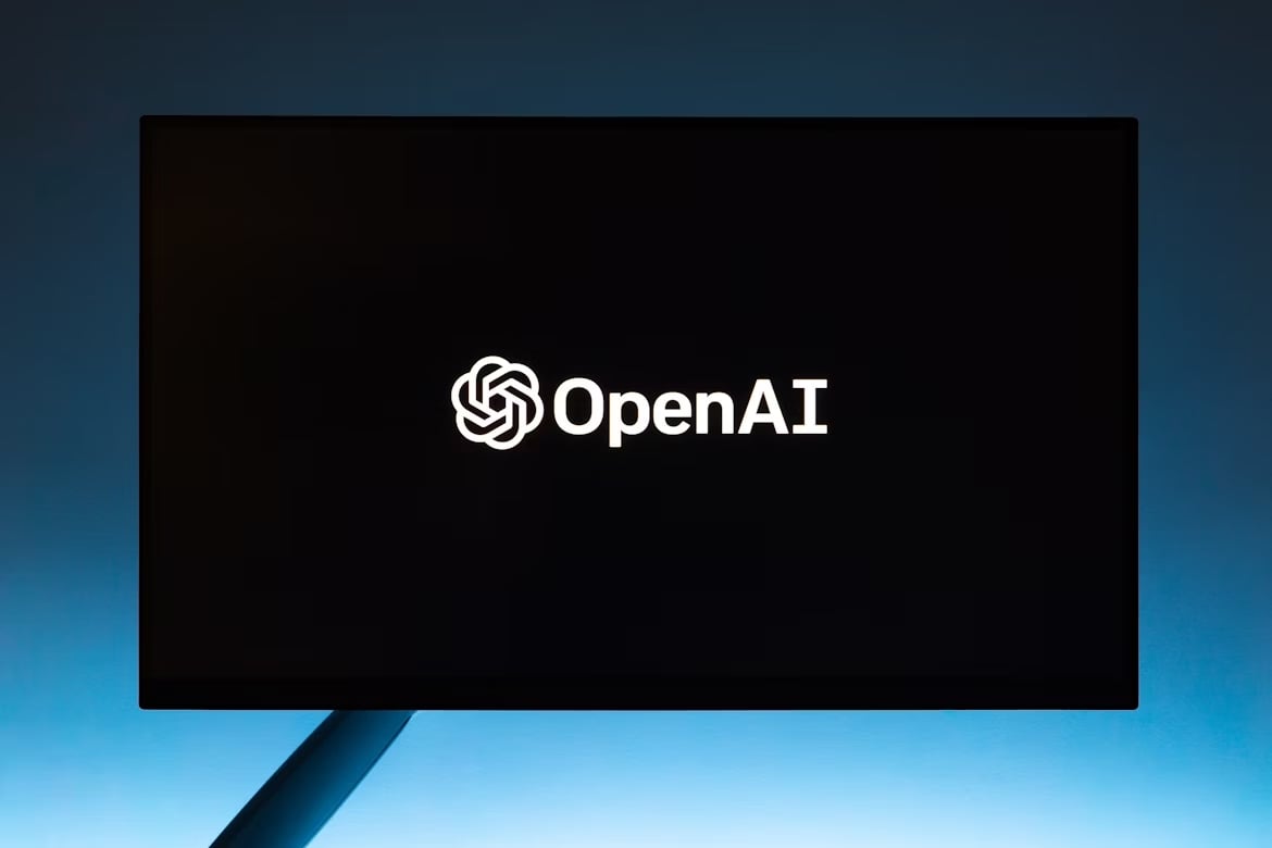 OpenAI logo em monitor de computador