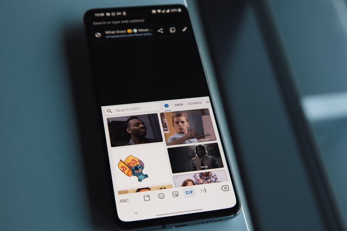 smartphone com teclado a apresentar imagens animadas