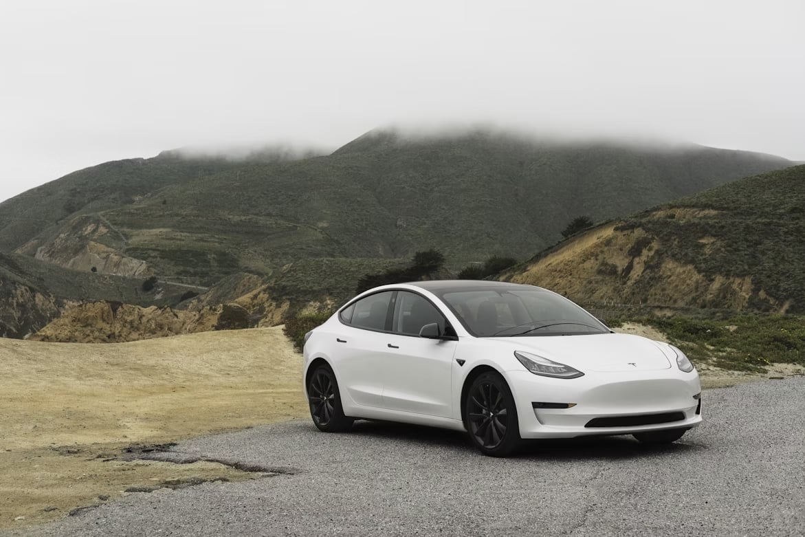 tesla estacionado numa estrada