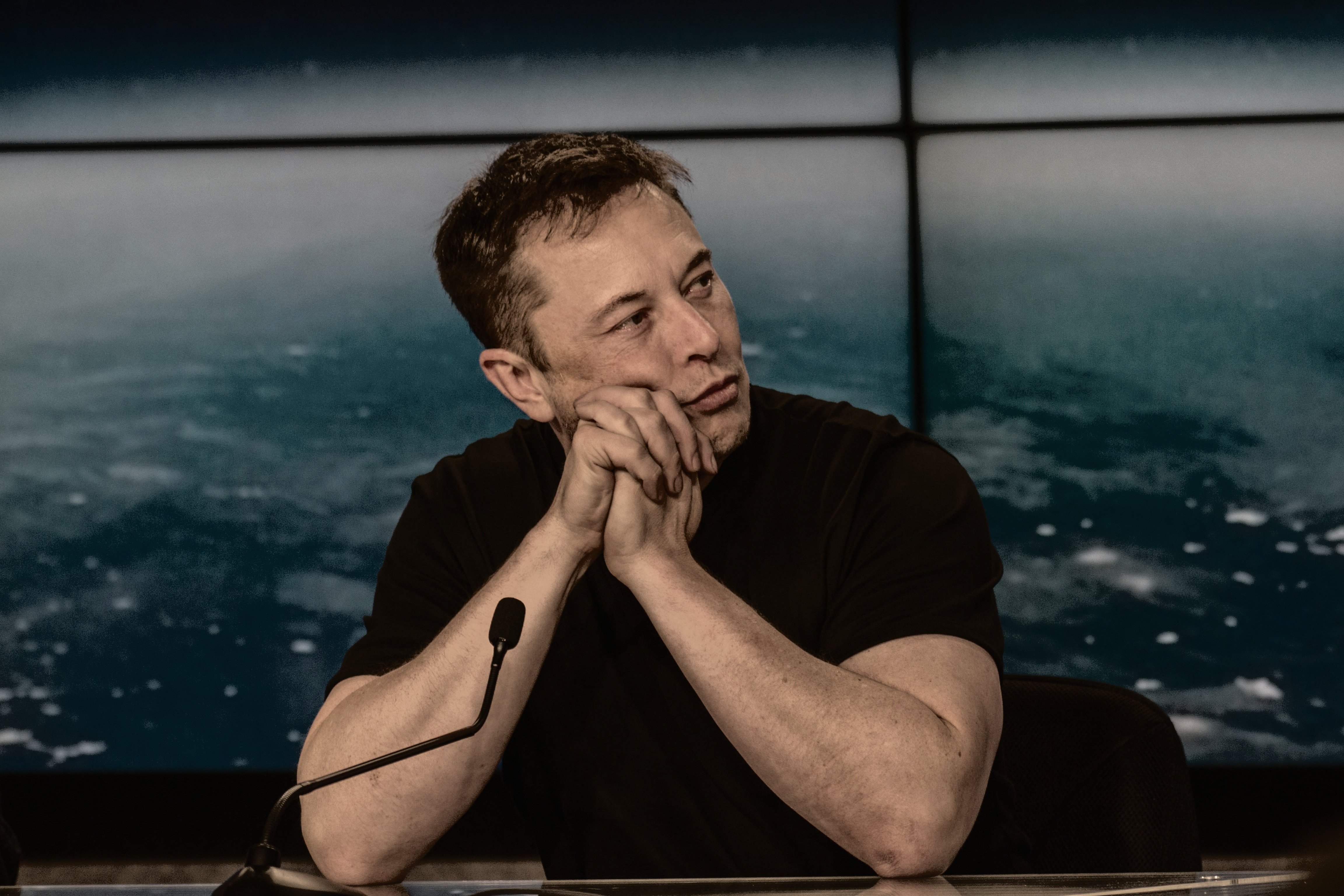 Elon Musk durante uma conferência
