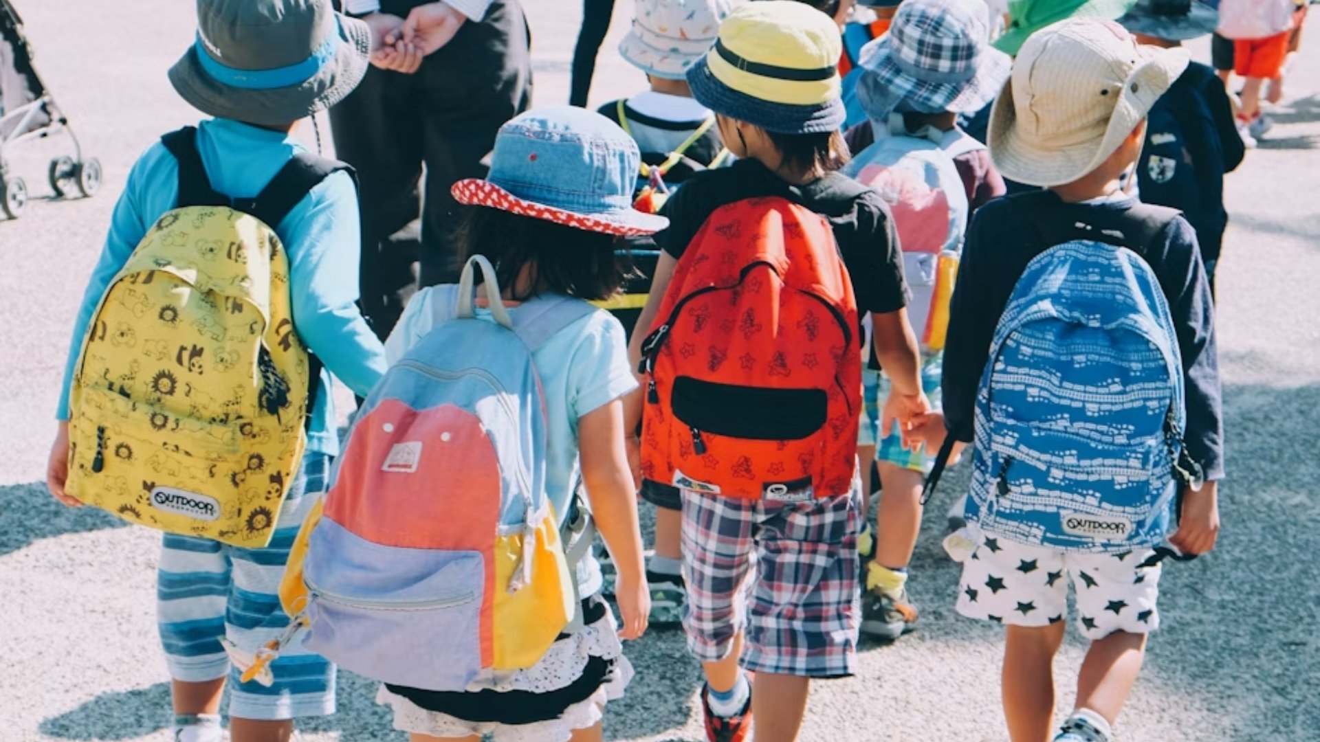 Crianças a irem para a escola