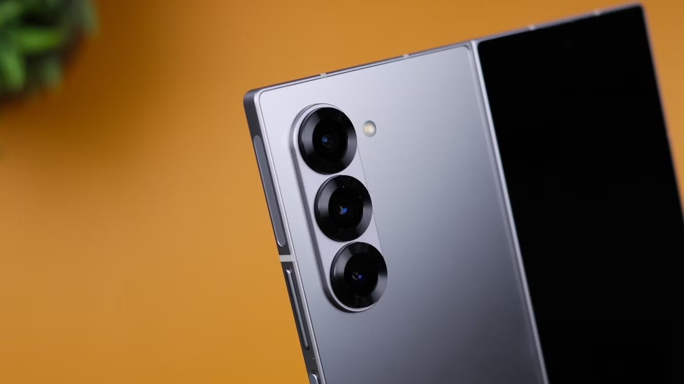 Samsung Fold dispositivo a apontar para câmaras traseiras