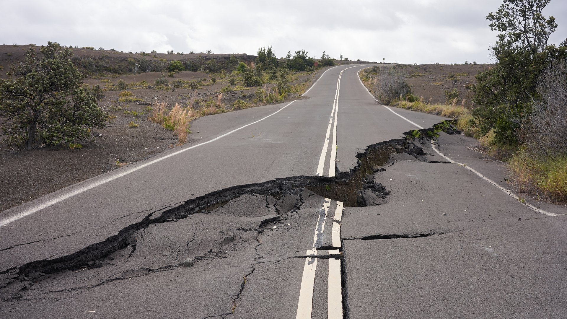 Tremor de terra a passar por estrada