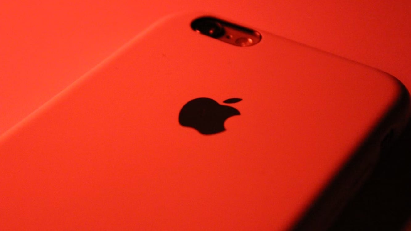 Dispositivo da Apple com logo da empresa em destaque na parte traseira