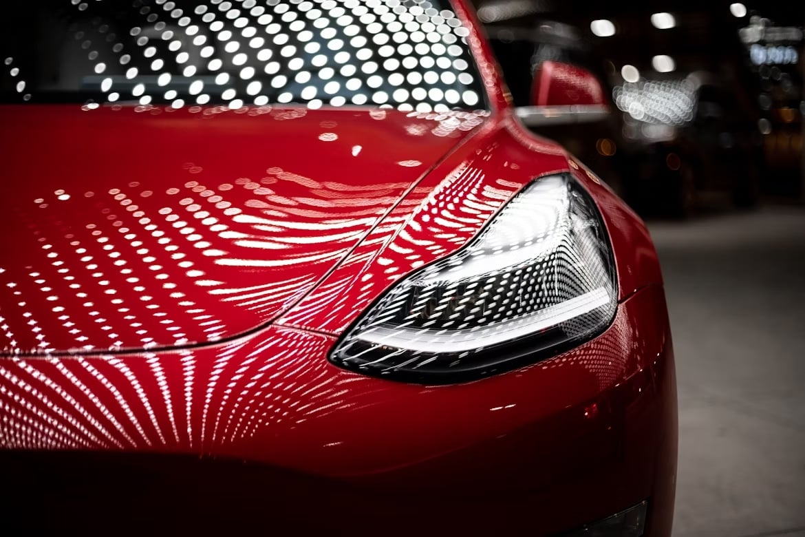 frente de um tesla vermelho