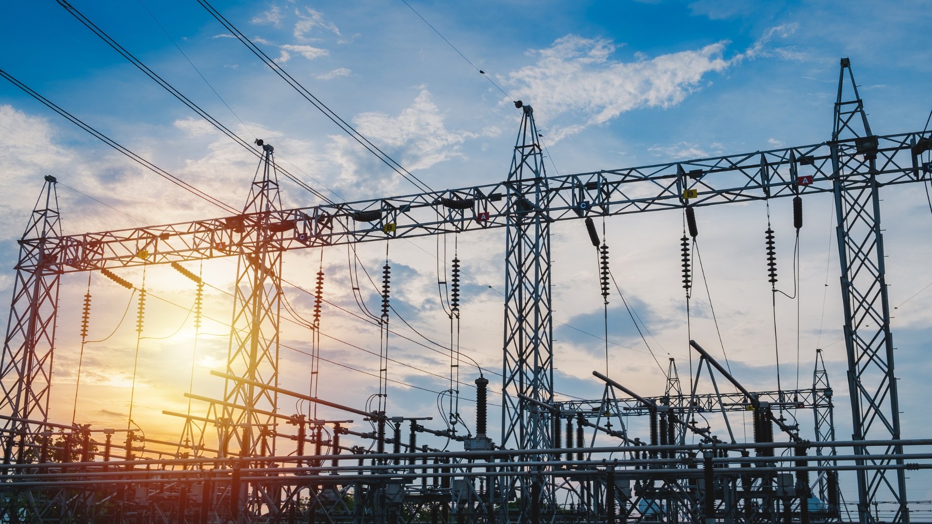 postes de eletricidade com fundo de sol