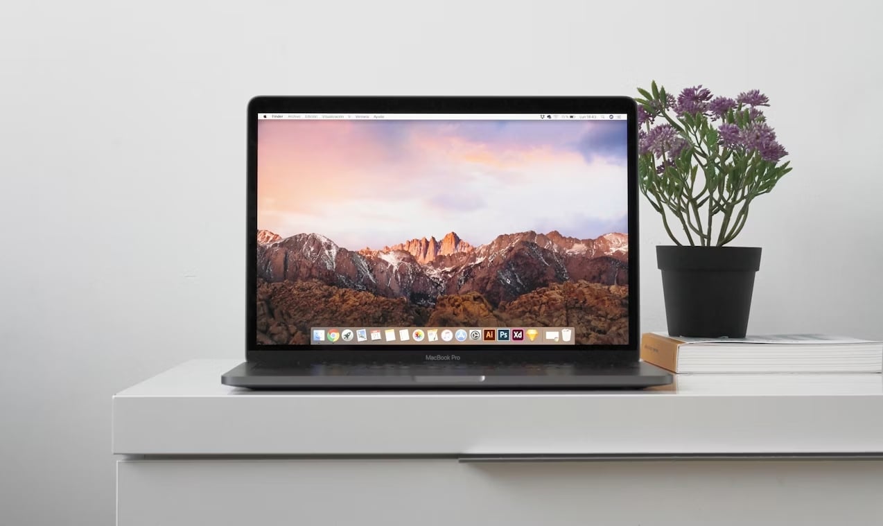Apple Macbook em cima de uma mesa