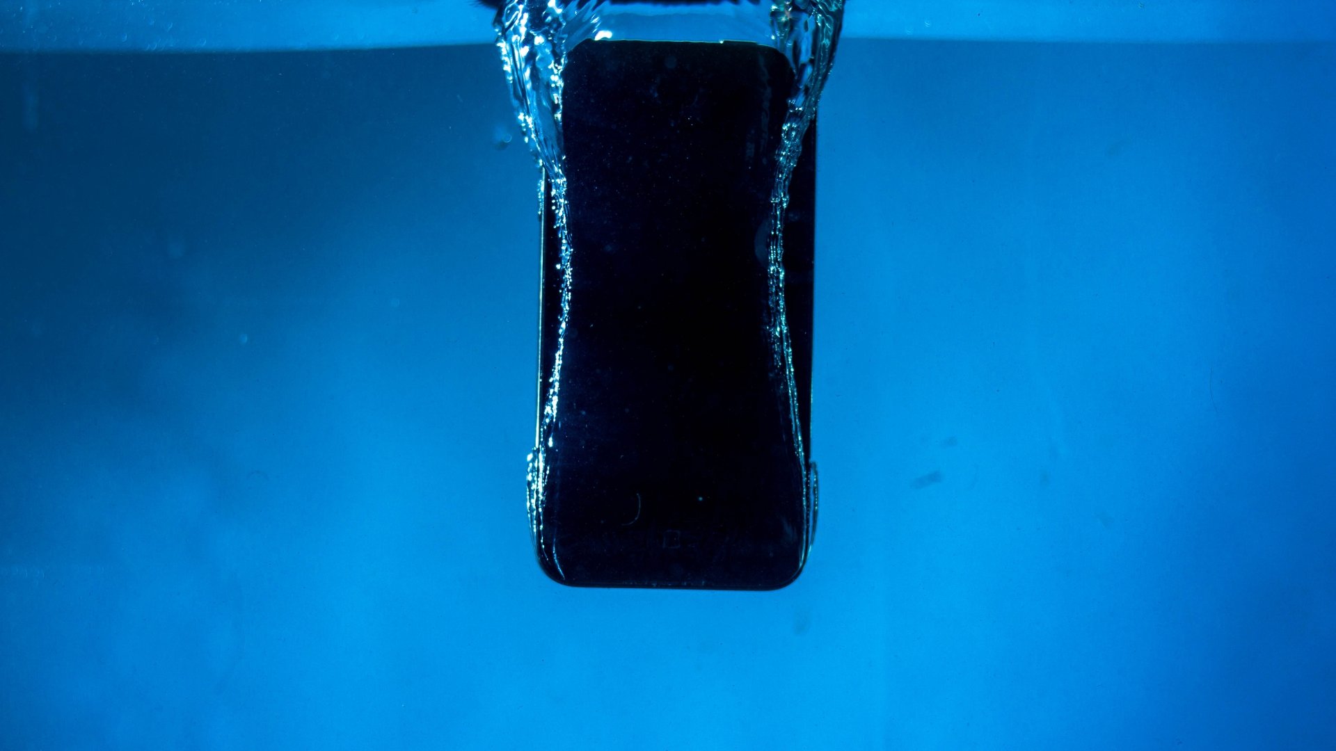 smartphone na água