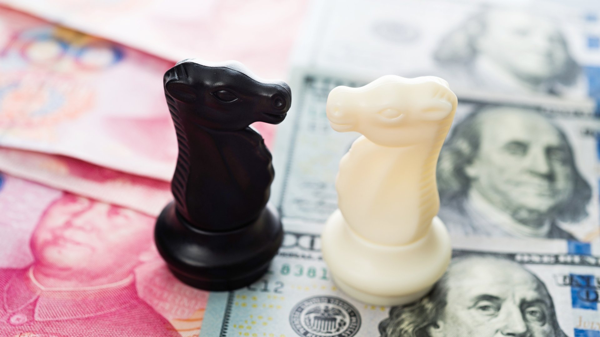 China vs EUA simbolizado com peças de xadrês