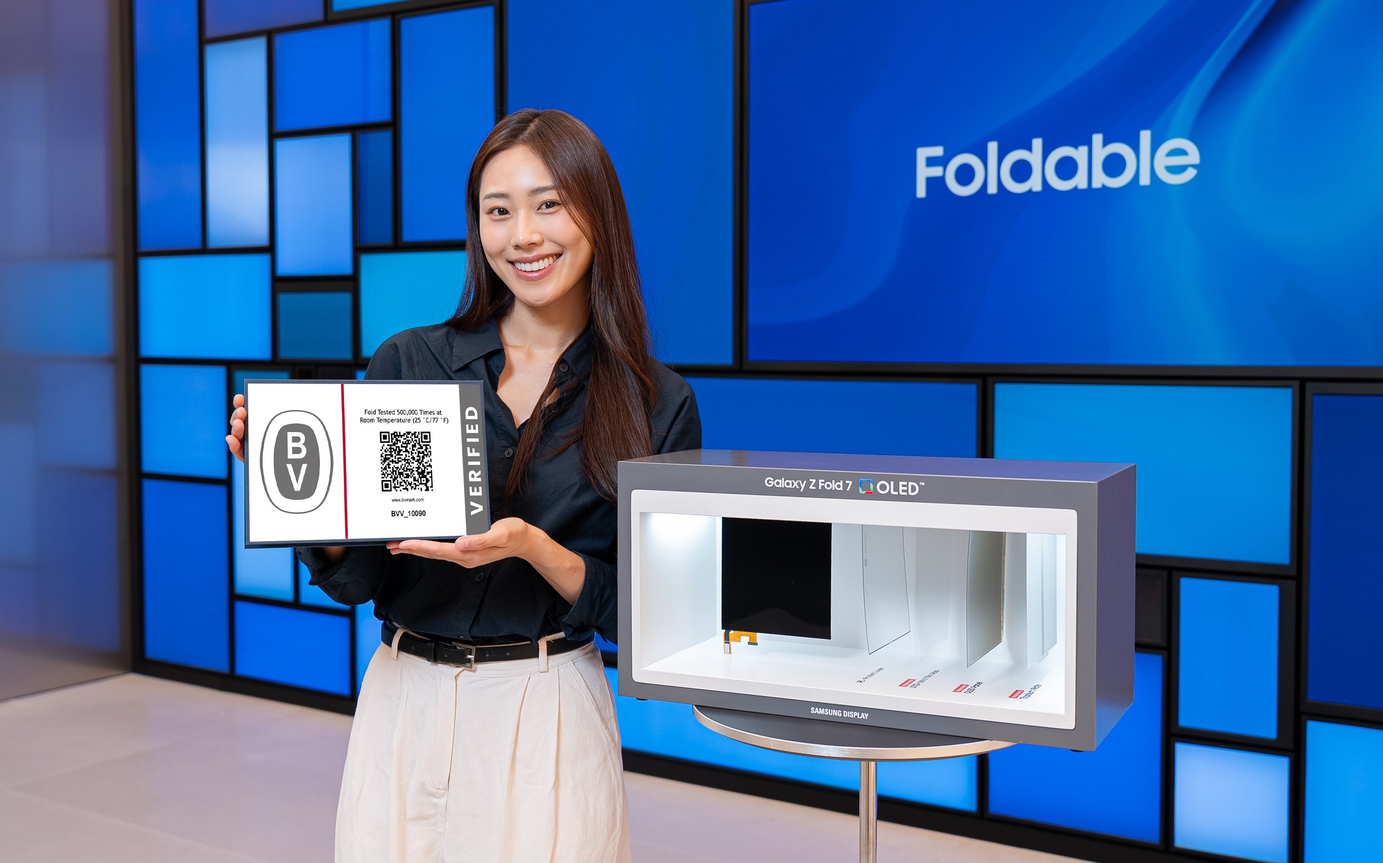 evento da samsung a apresentar tecnologia do ecrã do galaxy z fold 7