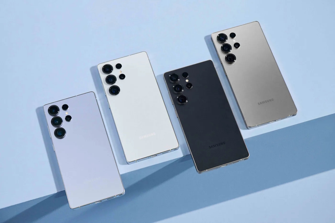 Samsung Galaxy S25 Ultra em cima de uma mesa