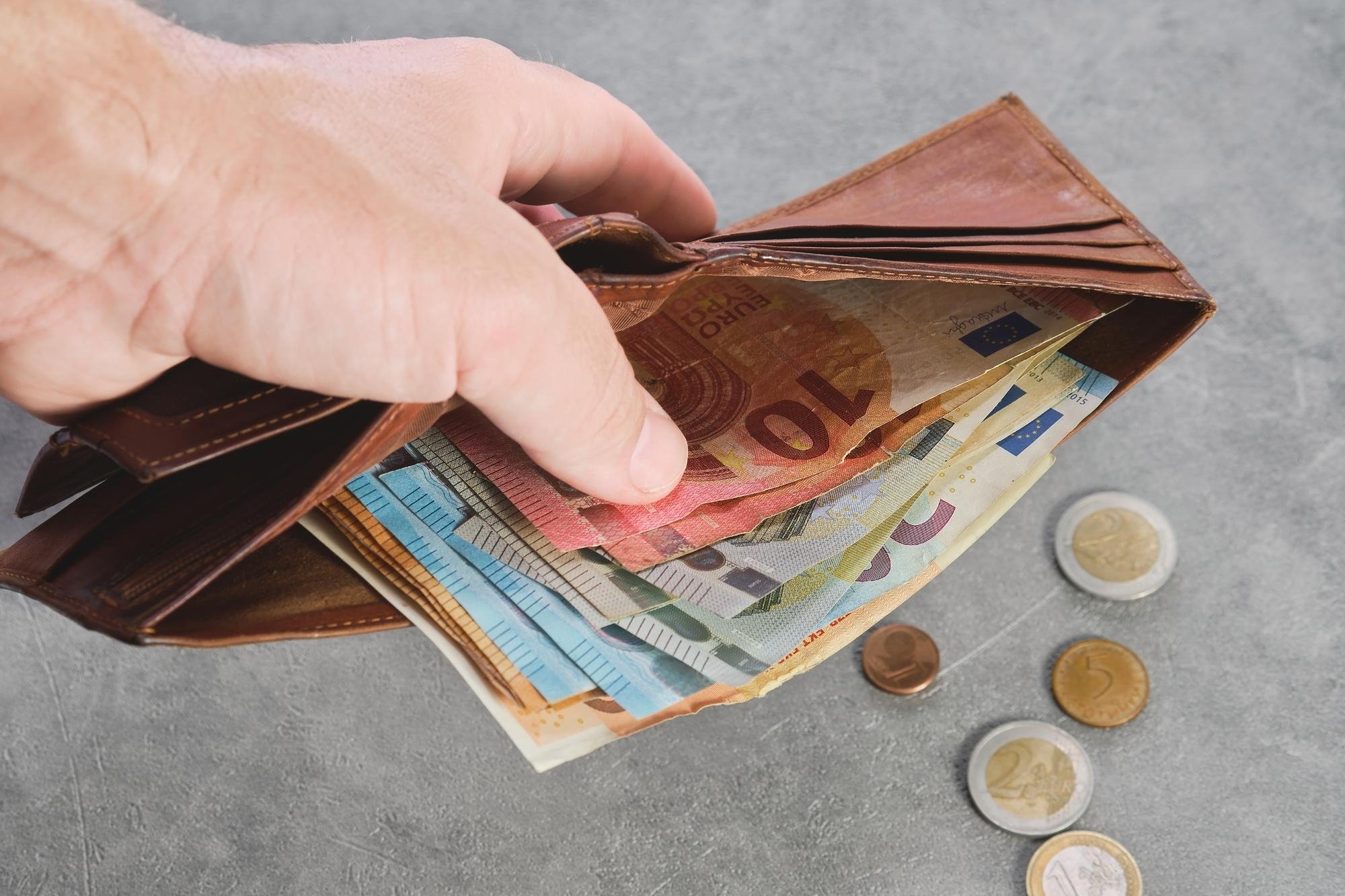 Notas de euro a sair da carteira