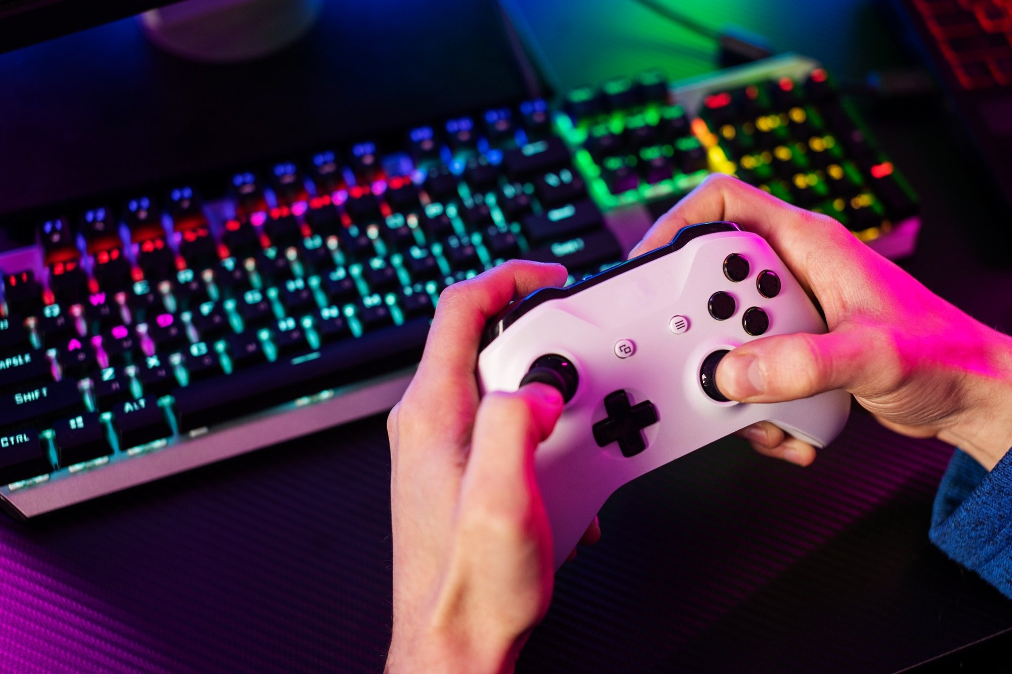 Comando de jogo em PC com teclado na frente