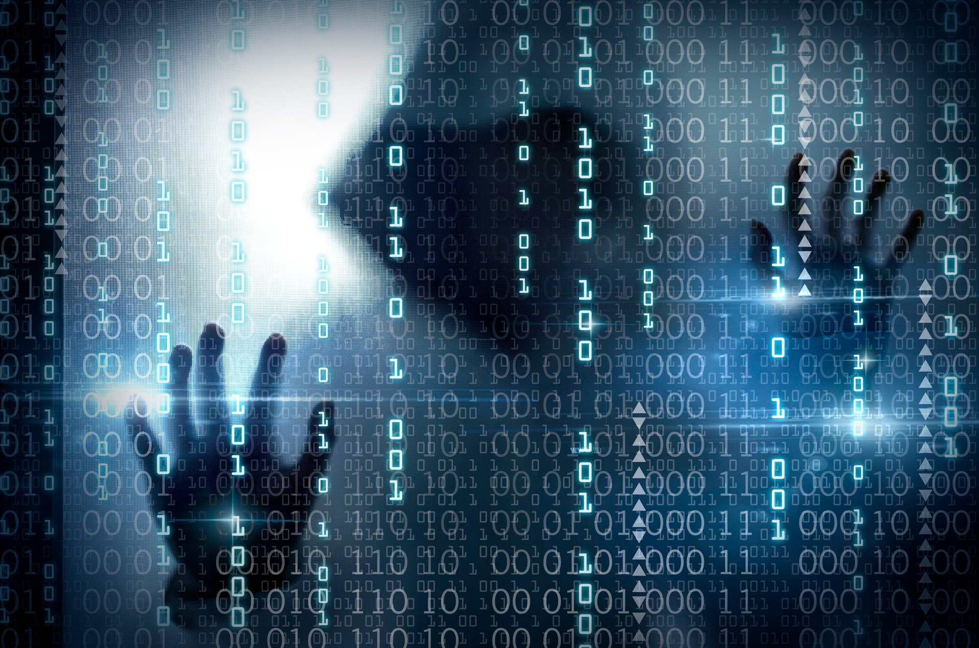 Hacker na frente de código fonte