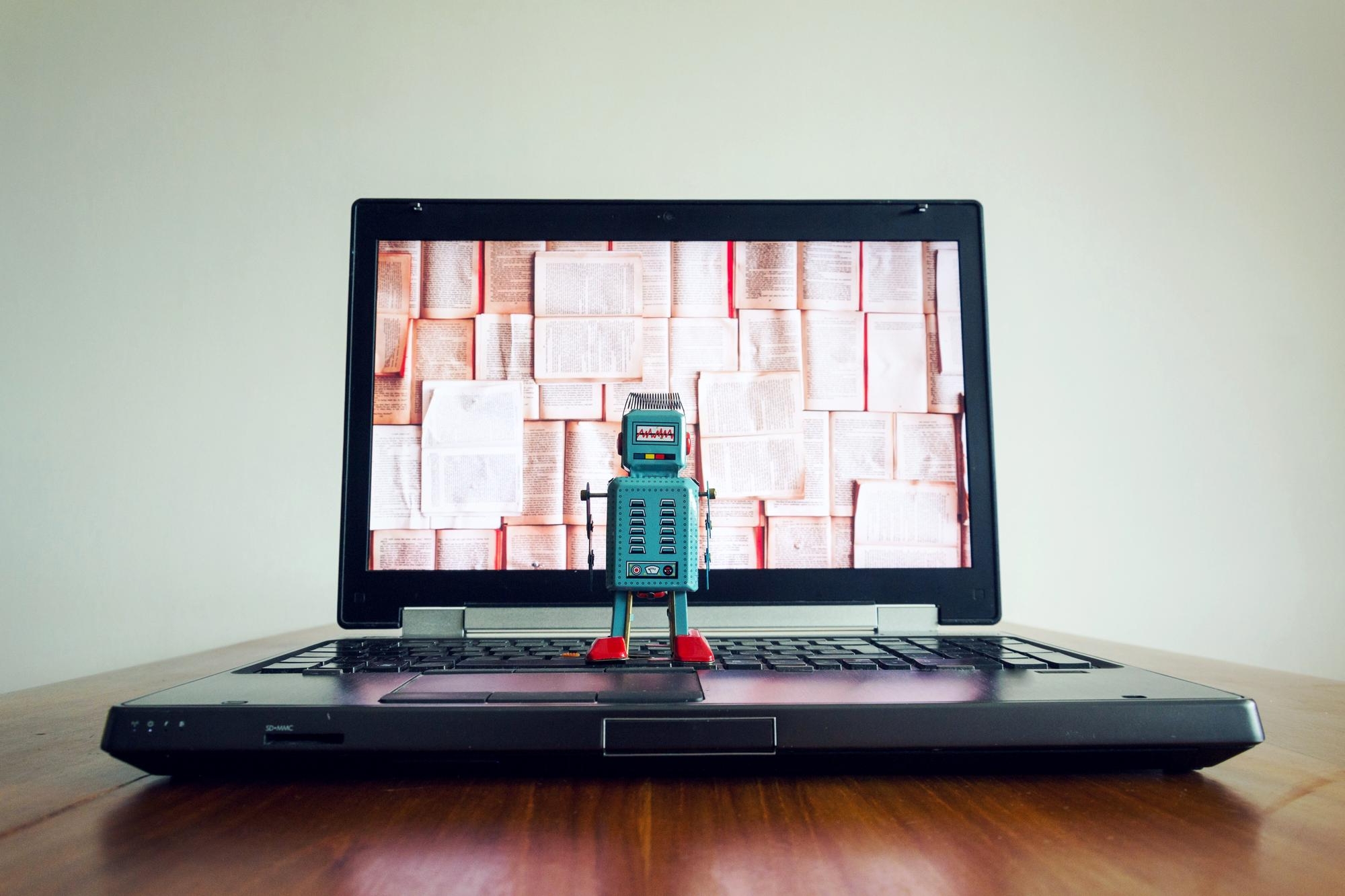 Robot em cima de um computador