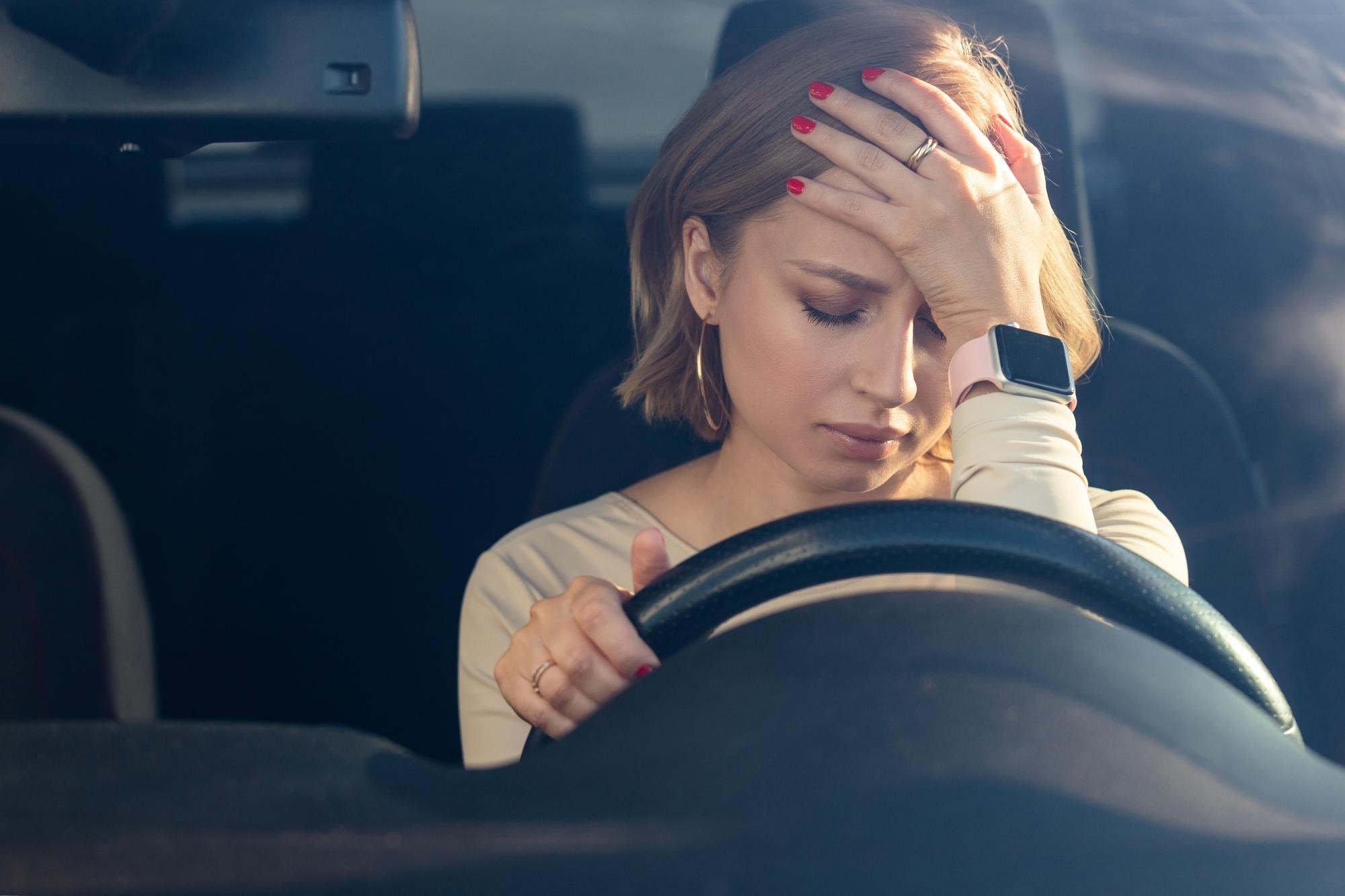 pessoa enjoada ao volante