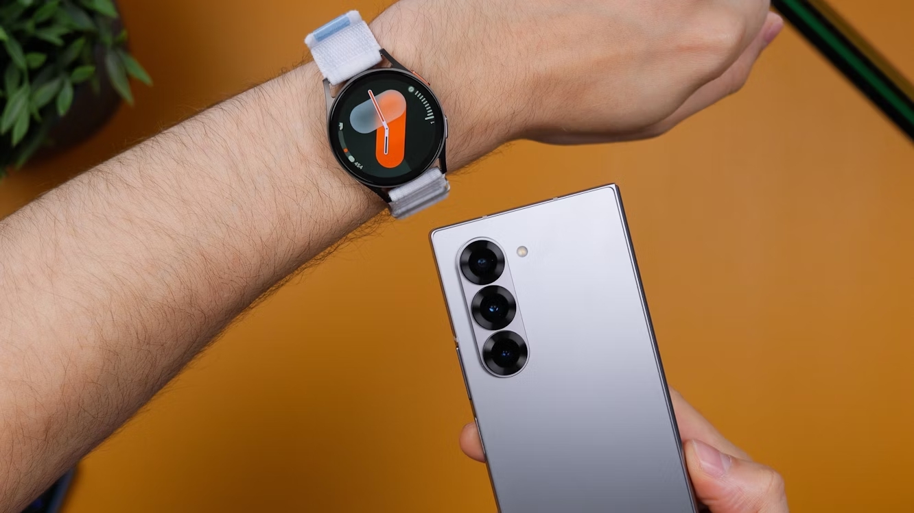 Galaxy Watch da Samsung e dispositivo da Samsung próximos um do outro